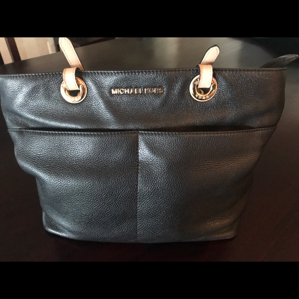 Authentic Michael Kors Black leather purse!Sale 👜